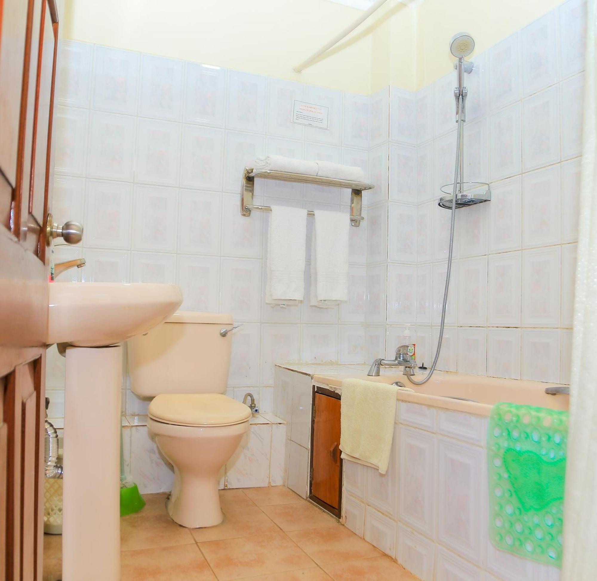 Shangri-La Hotel Muyenga Bugolobi Buitenkant foto