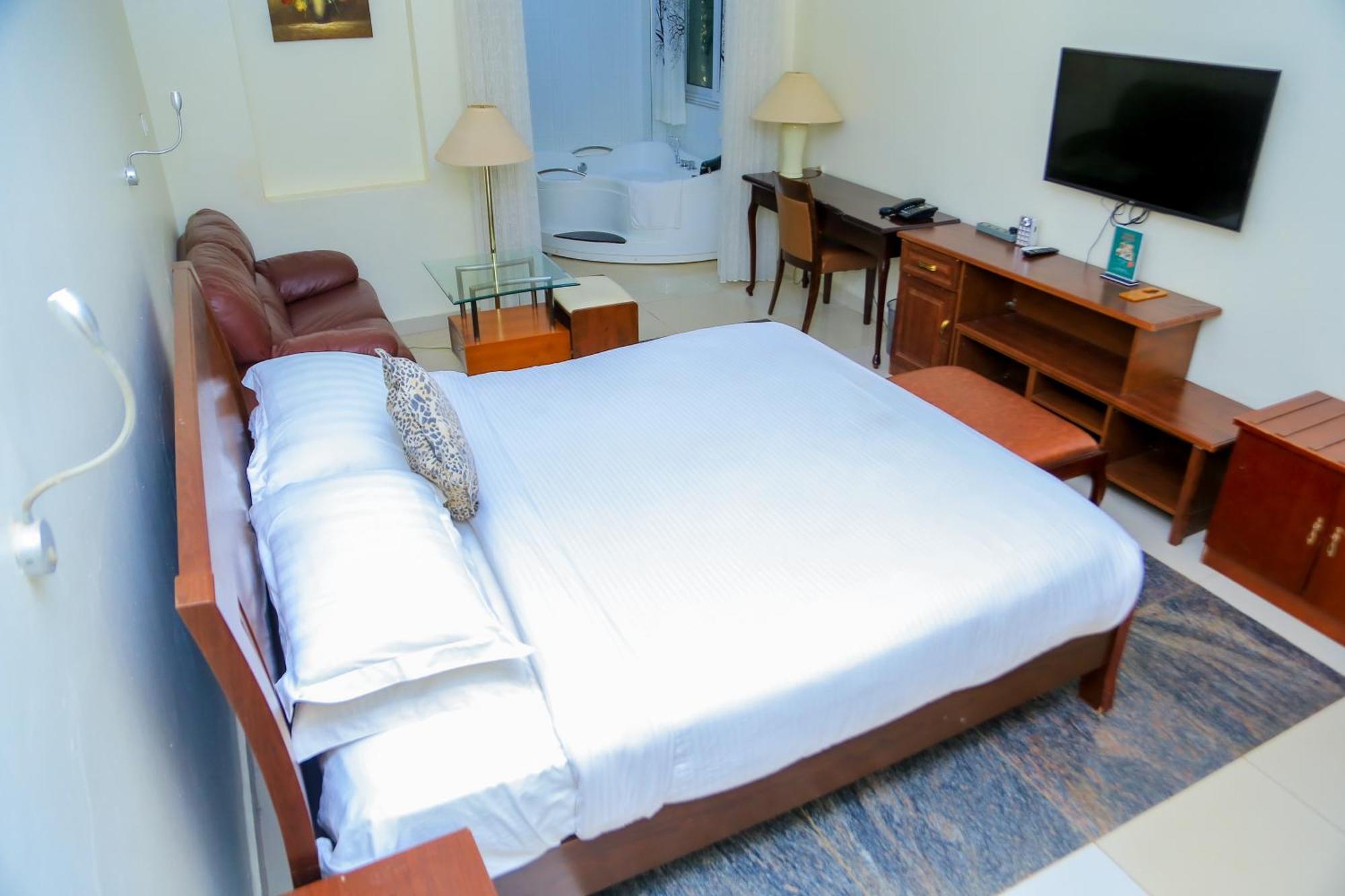 Shangri-La Hotel Muyenga Bugolobi Buitenkant foto