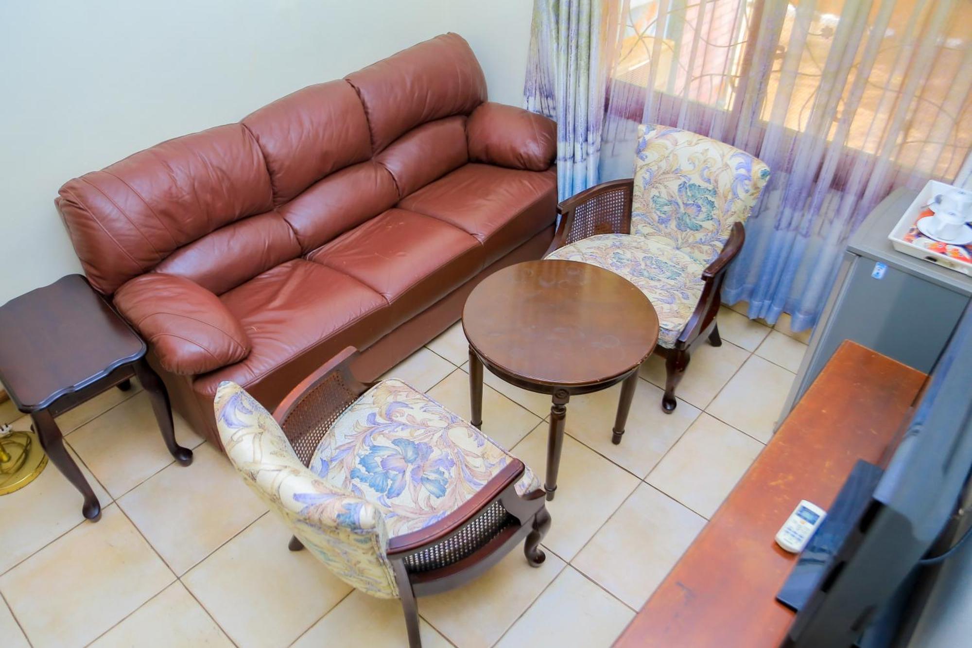 Shangri-La Hotel Muyenga Bugolobi Buitenkant foto