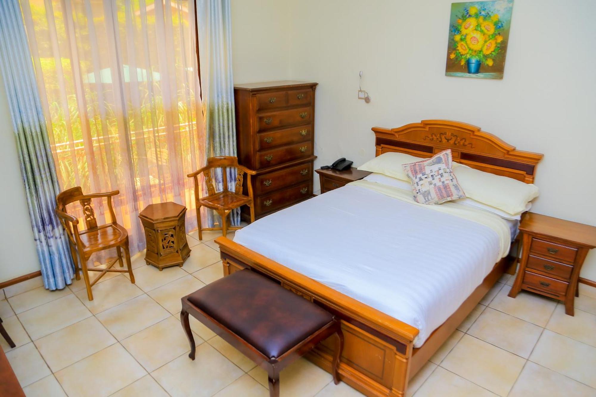 Shangri-La Hotel Muyenga Bugolobi Buitenkant foto