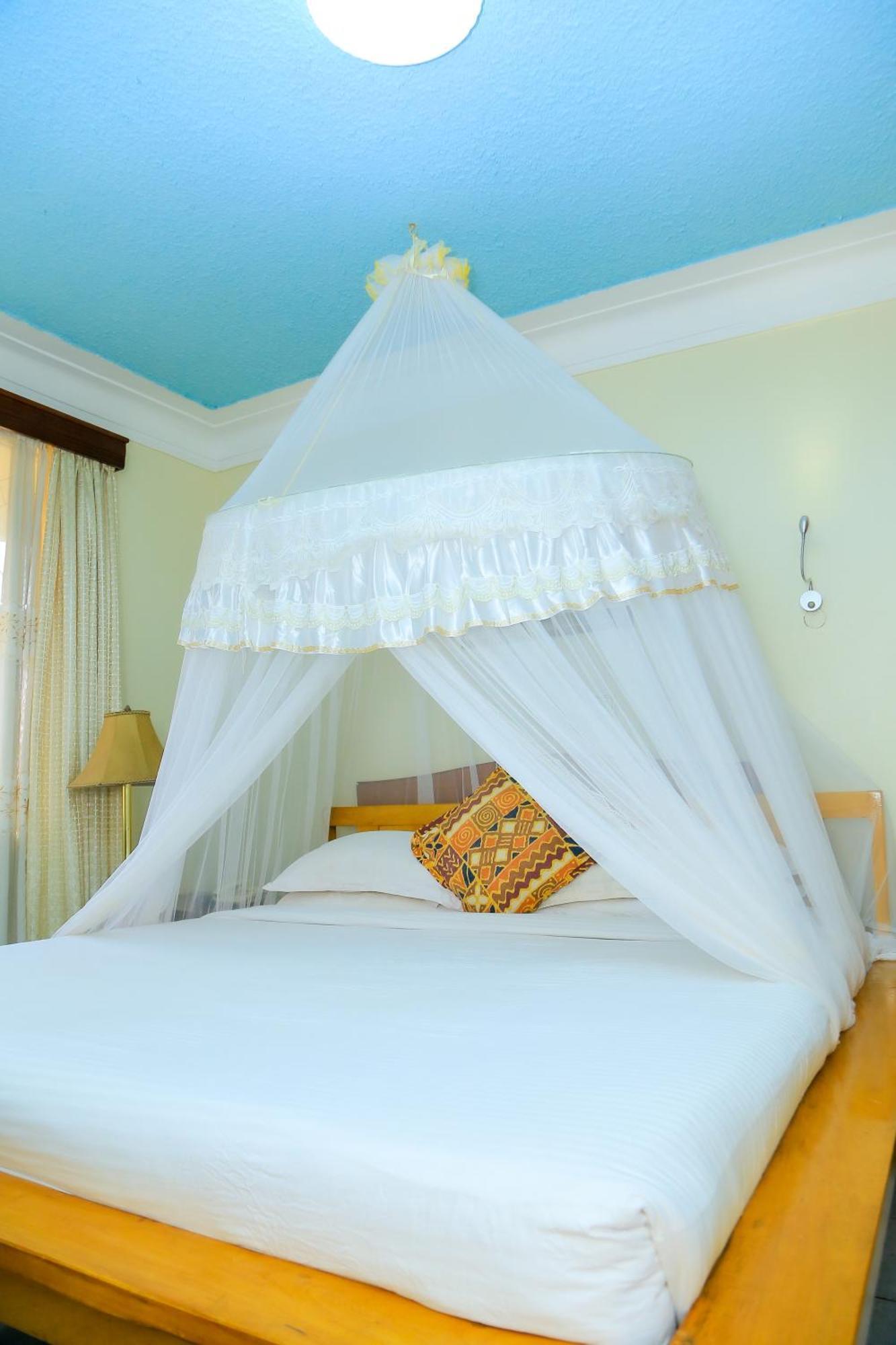 Shangri-La Hotel Muyenga Bugolobi Buitenkant foto