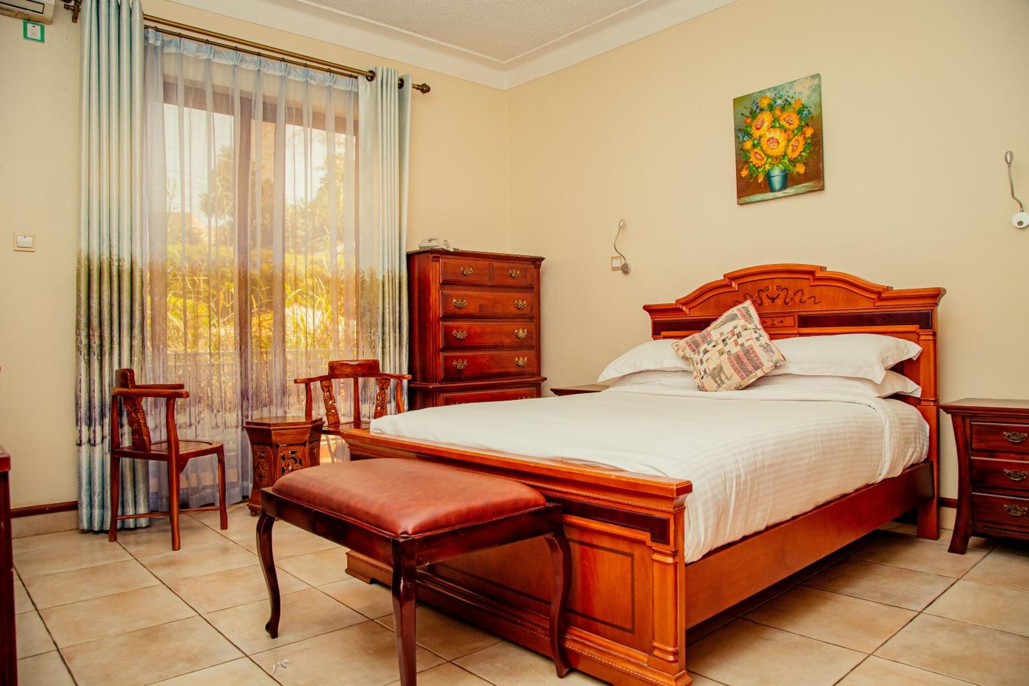 Shangri-La Hotel Muyenga Bugolobi Buitenkant foto