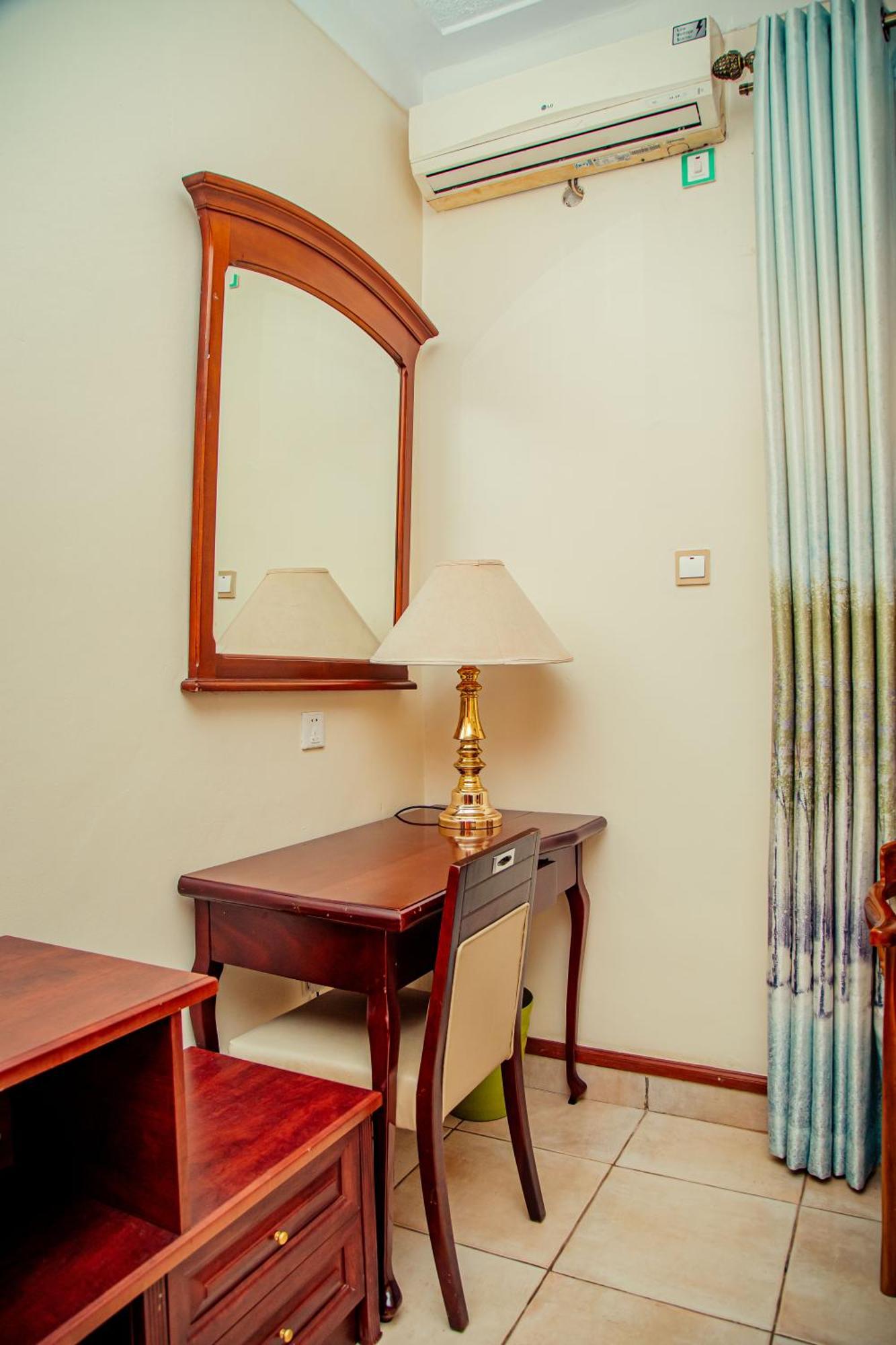 Shangri-La Hotel Muyenga Bugolobi Buitenkant foto