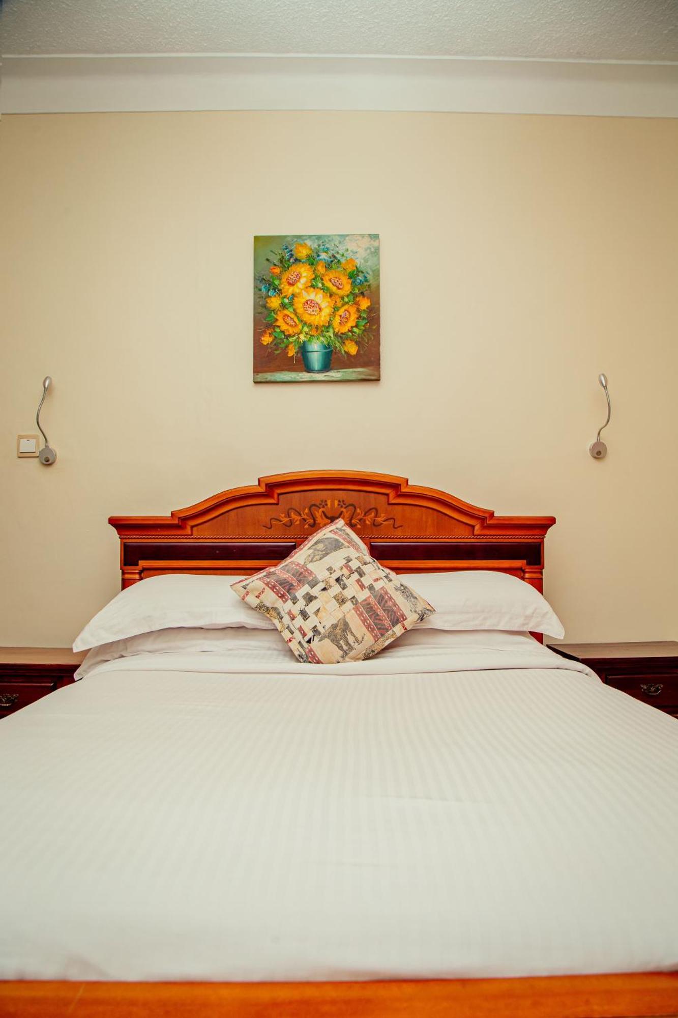Shangri-La Hotel Muyenga Bugolobi Buitenkant foto