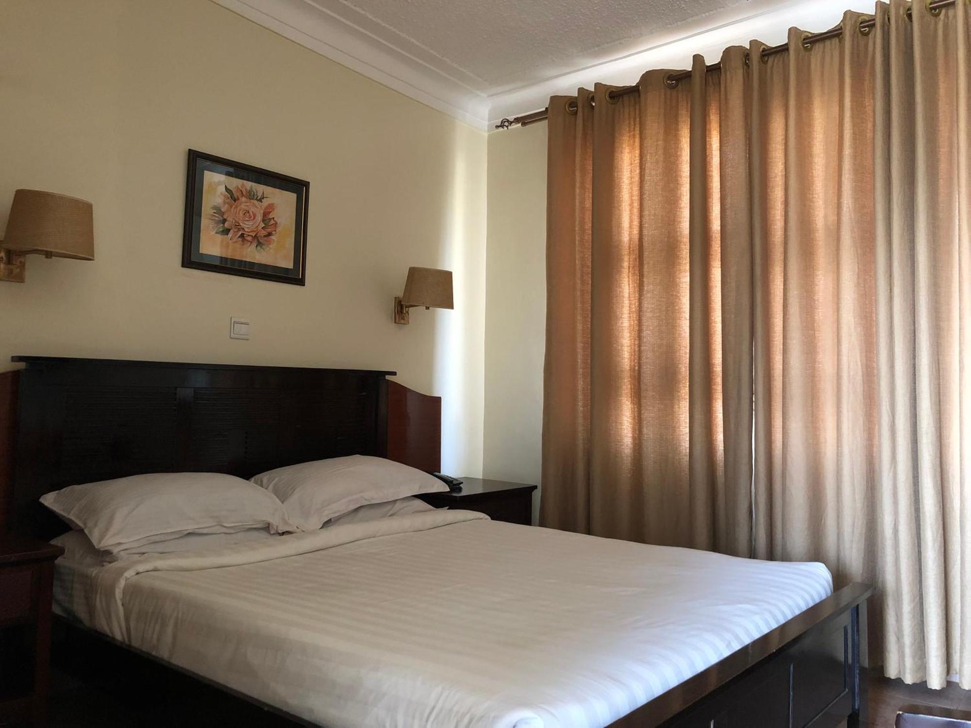Shangri-La Hotel Muyenga Bugolobi Buitenkant foto