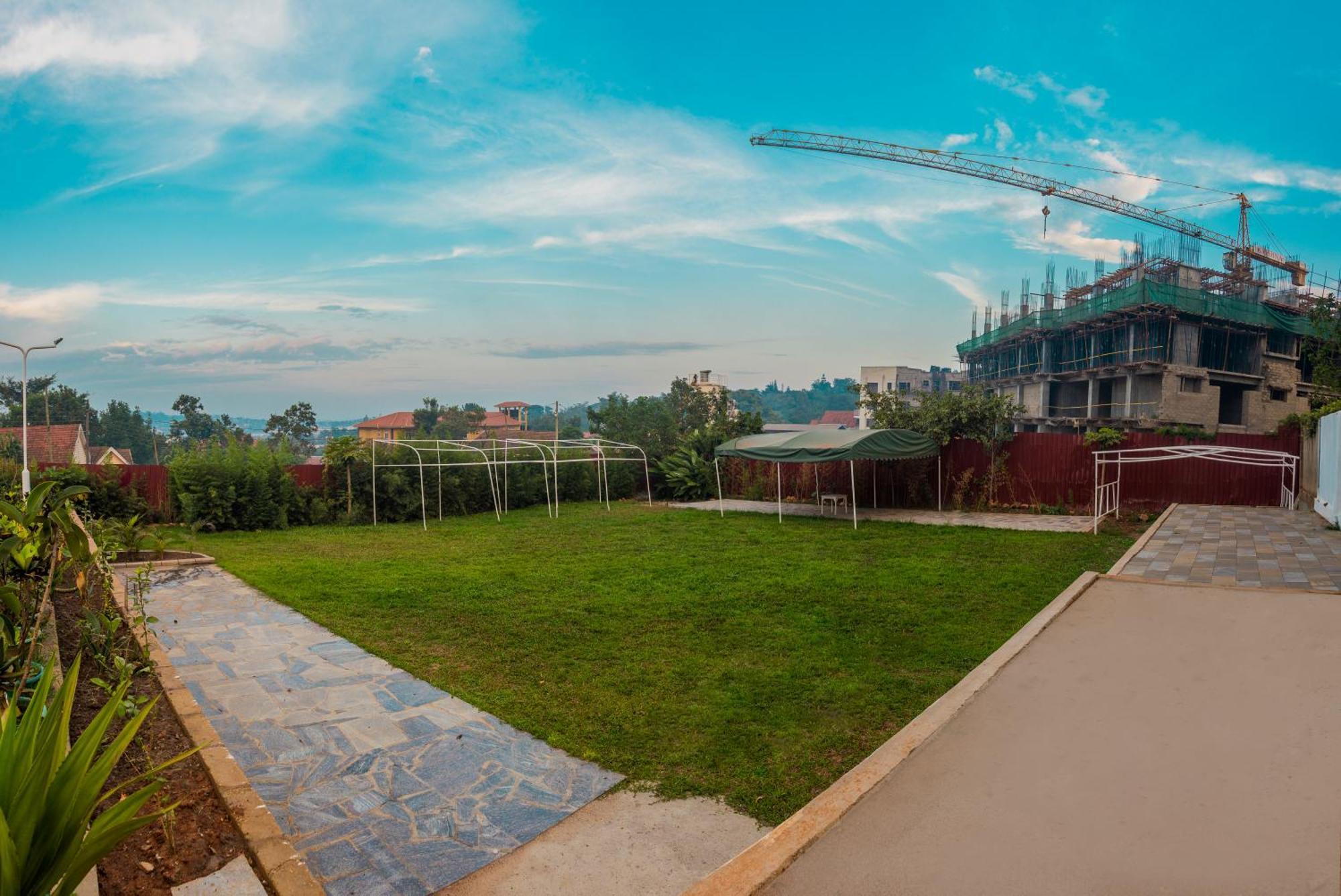 Shangri-La Hotel Muyenga Bugolobi Buitenkant foto